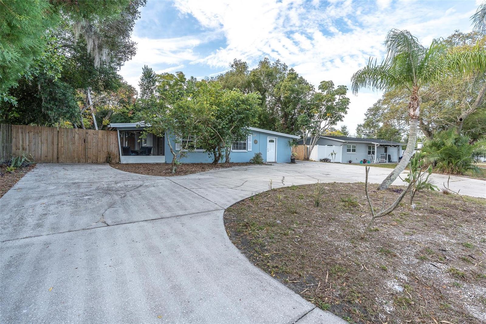 U shaped Drive way & extra parking everywhere