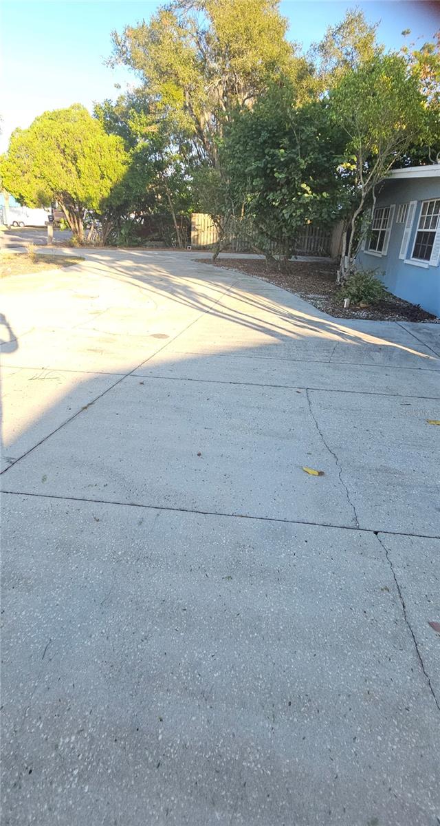 Front of home LOTS of parking spae on this U shaped driveway