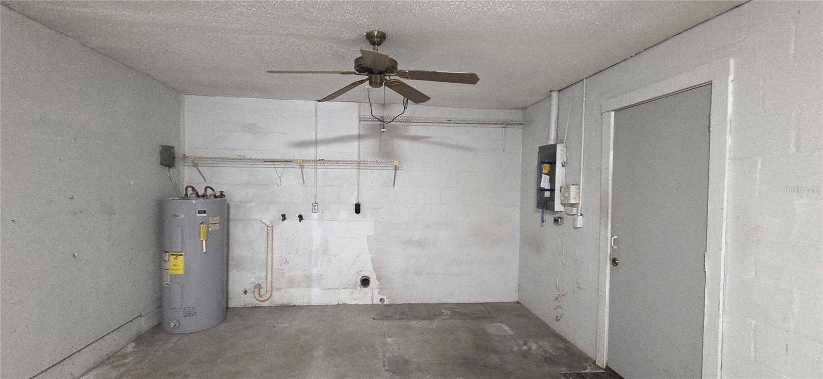 Garage w/Washer & Dryer Hook-ups