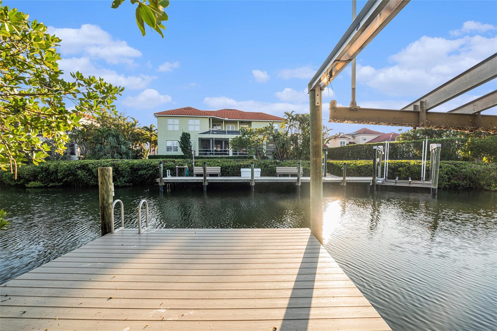 Private dock with lift minutes to Tampa Bay
