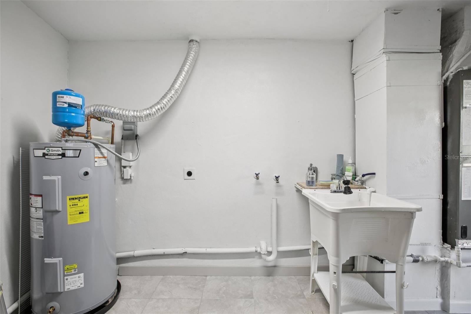 Garage with Washer/Dryer Hook up