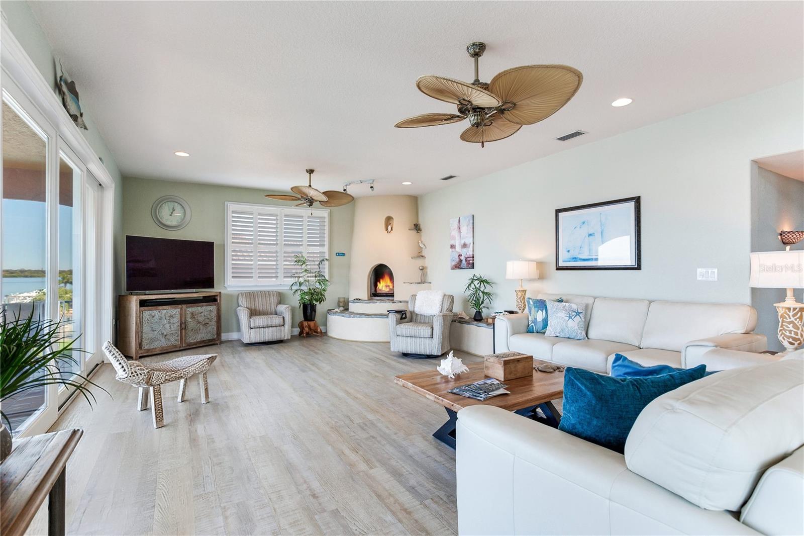 TOP FLOOR LIVING AREA 1