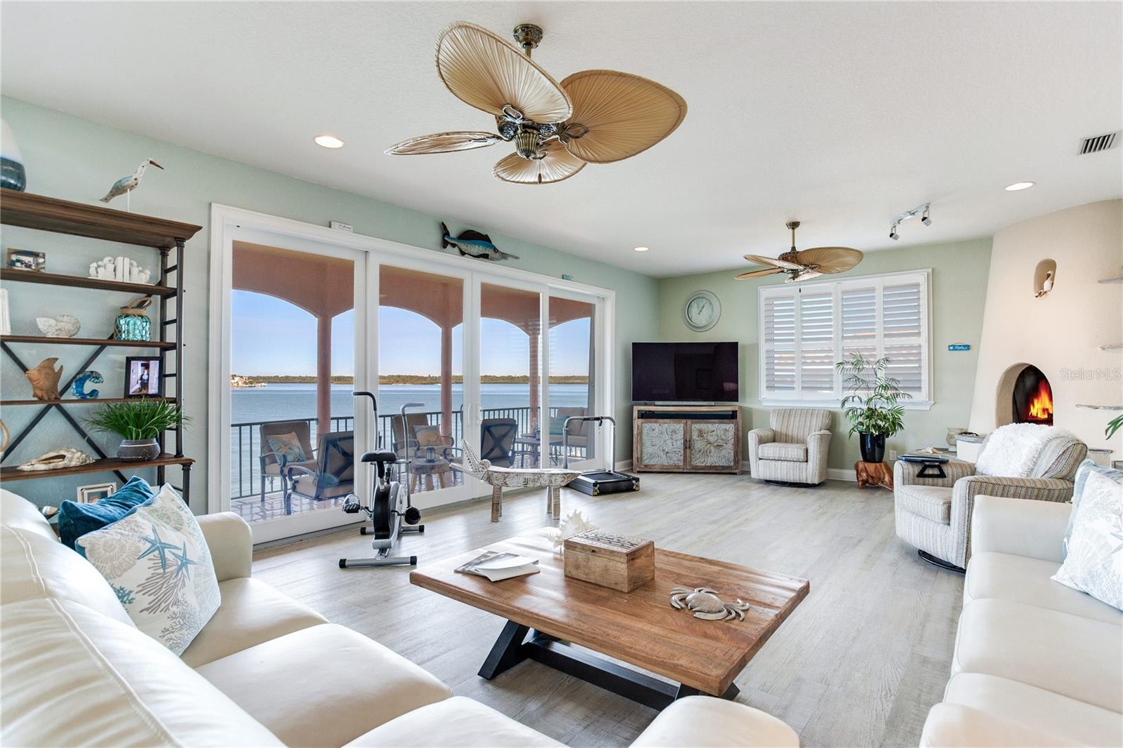 TOP FLOOR LIVING AREA 1