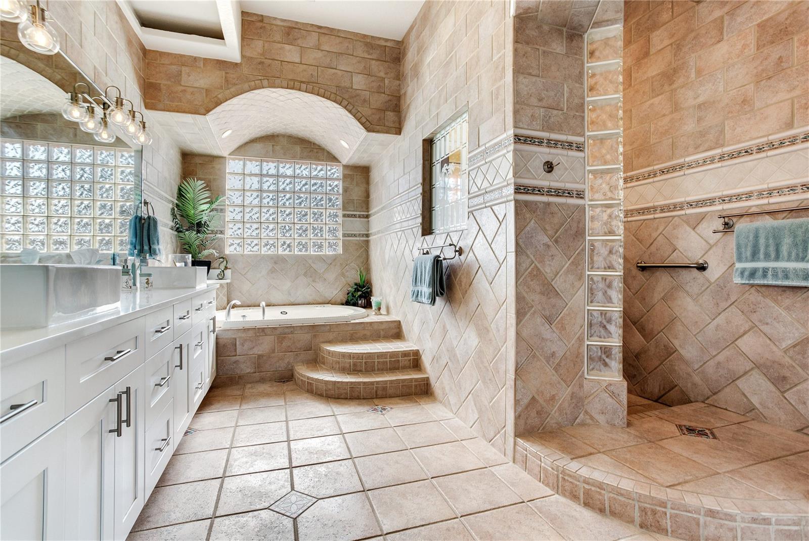 TOP FLOOR PRIMARY BATH