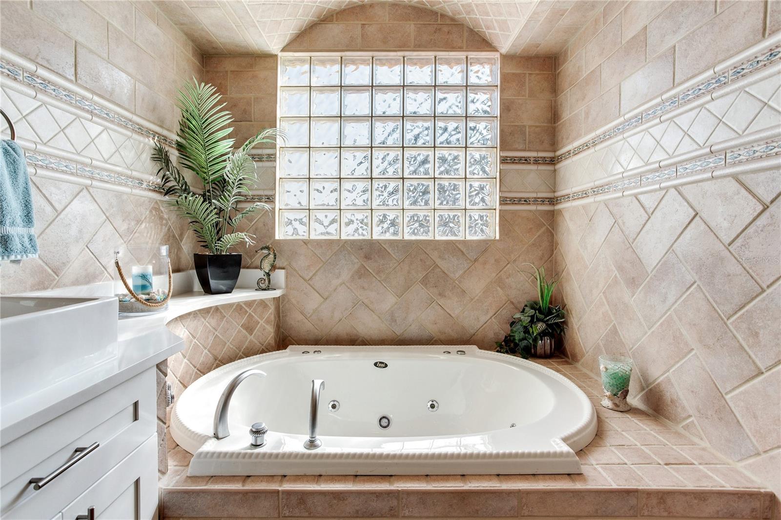 TOP FLOOR PRIMARY BATH