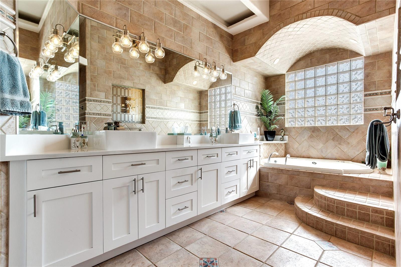 TOP FLOOR PRIMARY BATH