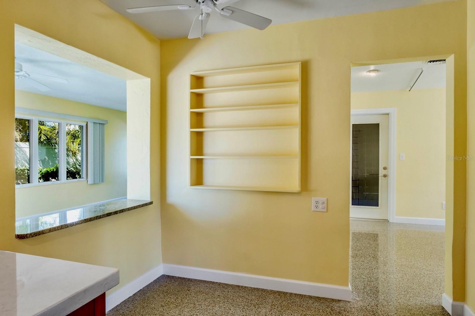 EATING SPACE IN KITCHEN