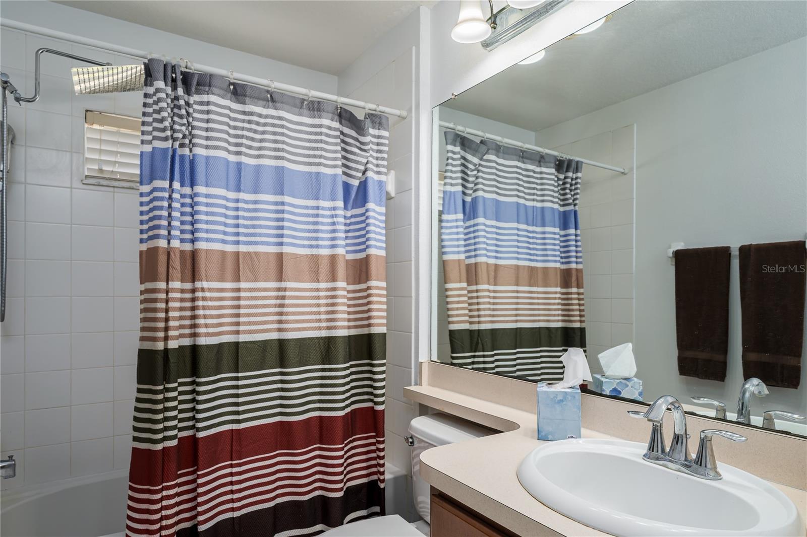 Bathroom 1, near 1st bedroom