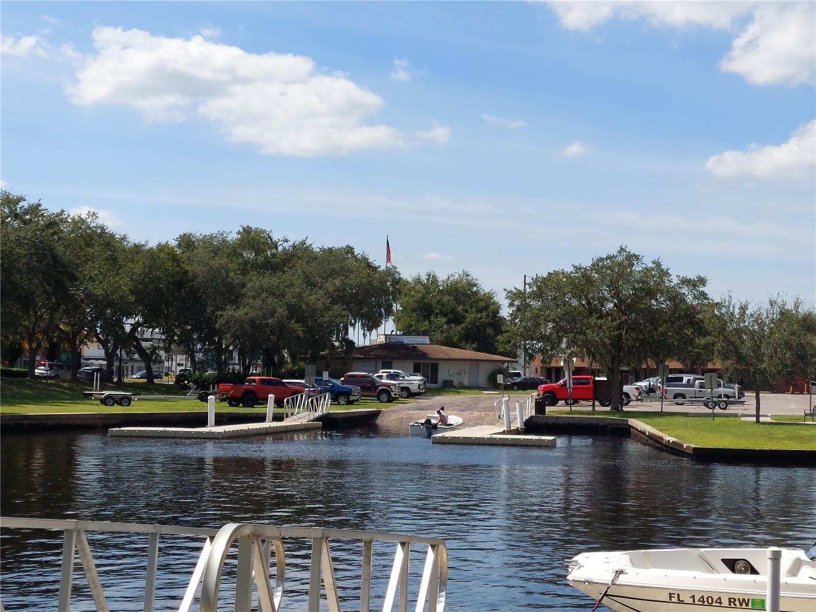 Free Boat Ramp. Motor past Mansions along the River Leading out to the Gulf!!