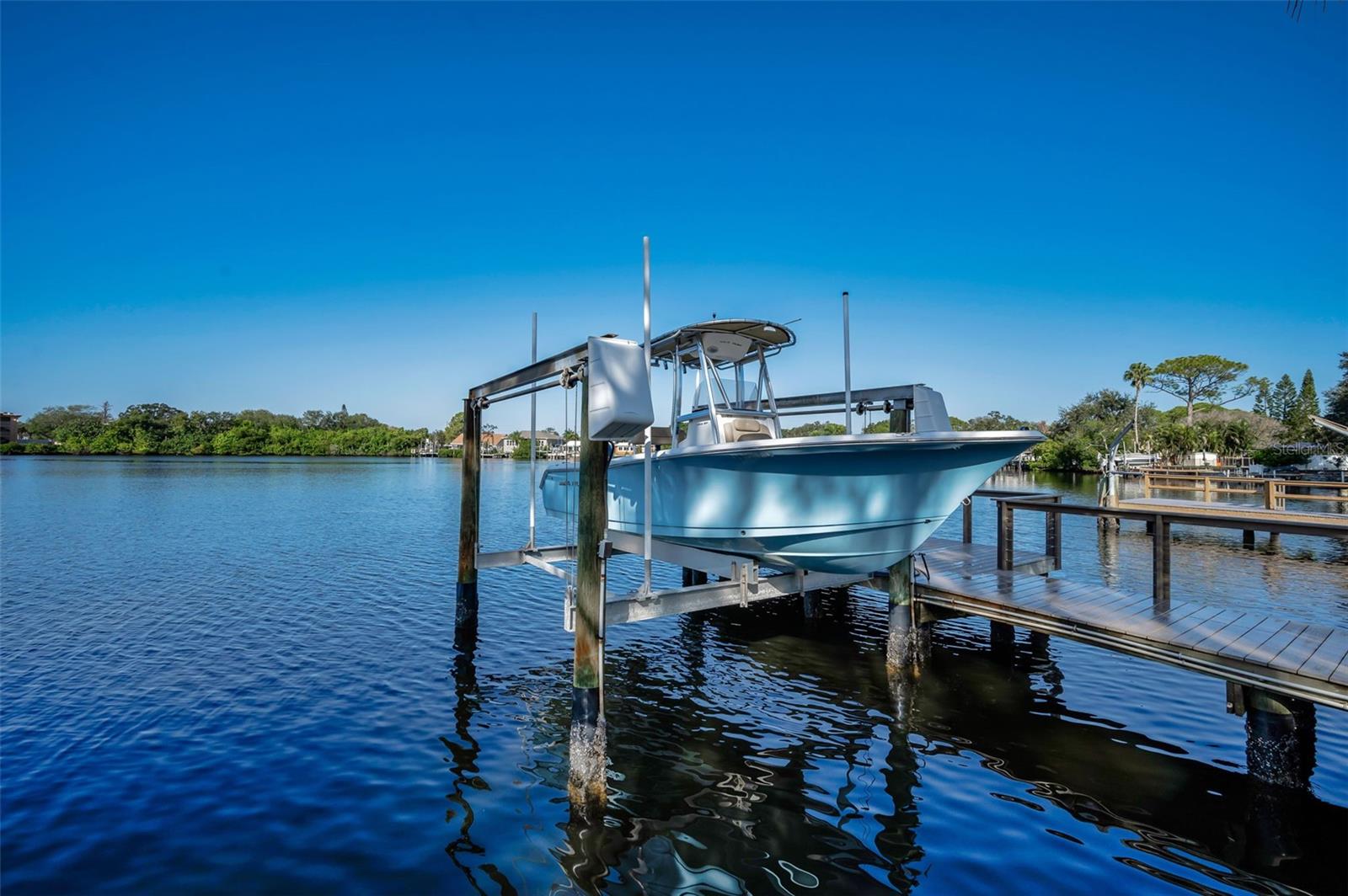 Lift with pully system