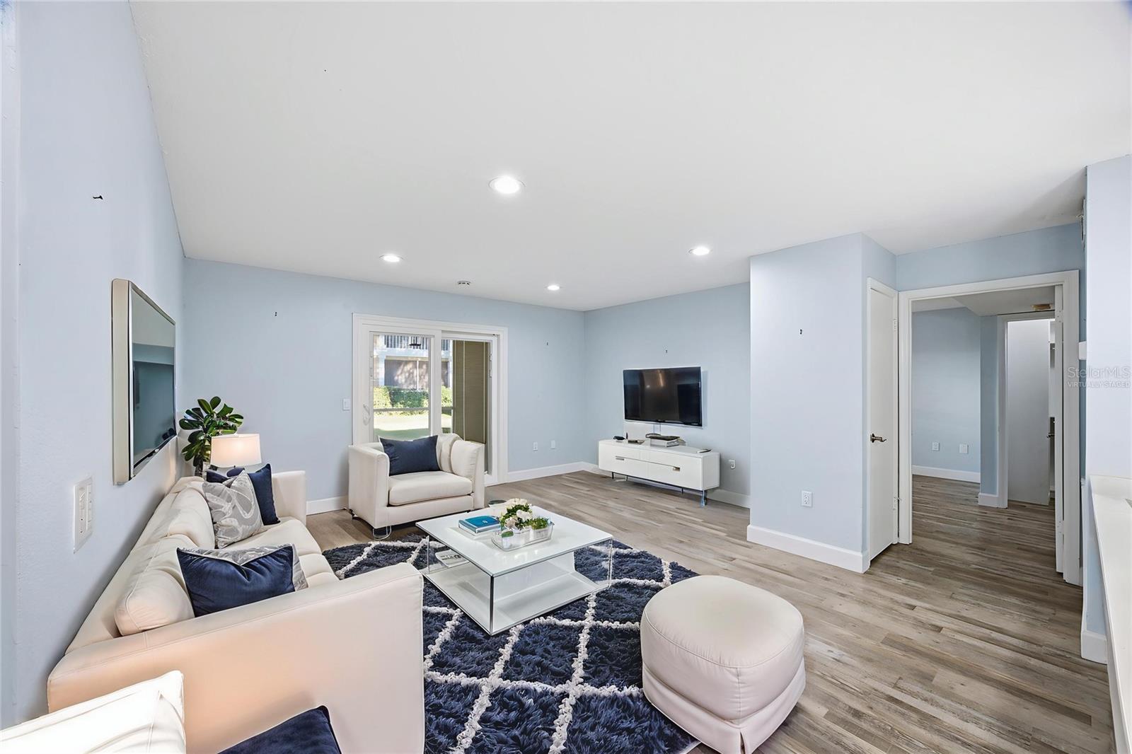 This photo has been Virtually Staged.