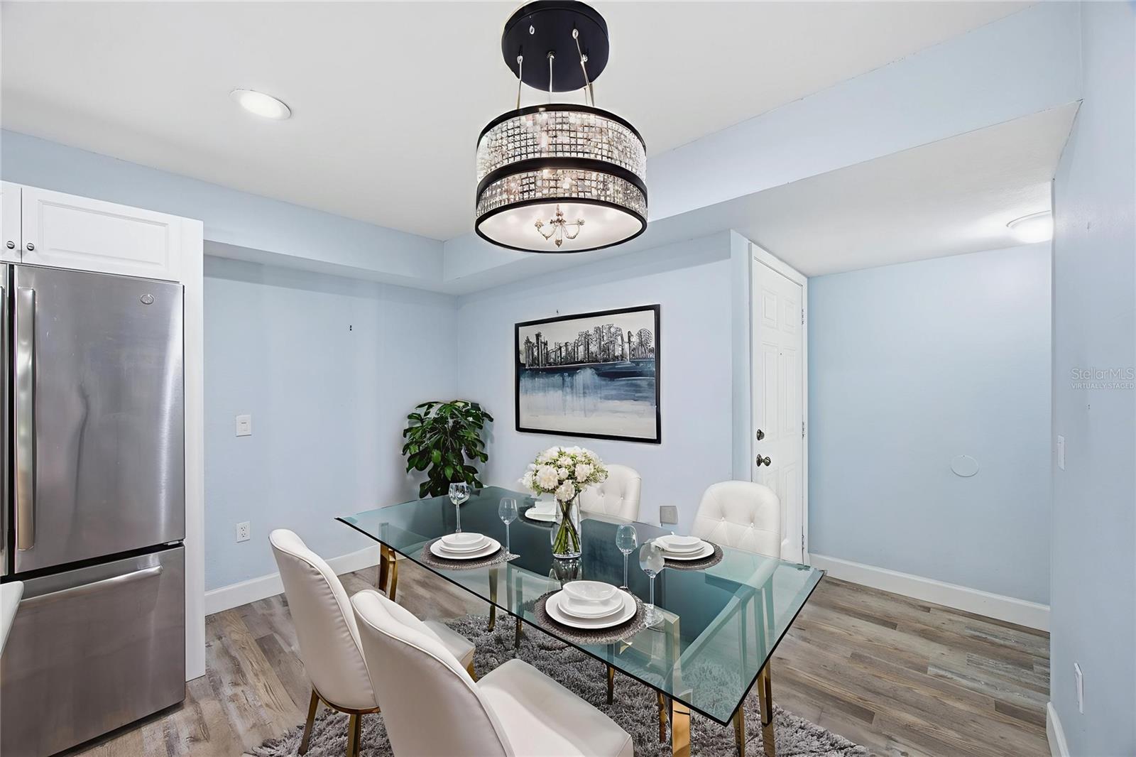 This photo has been Virtually Staged.