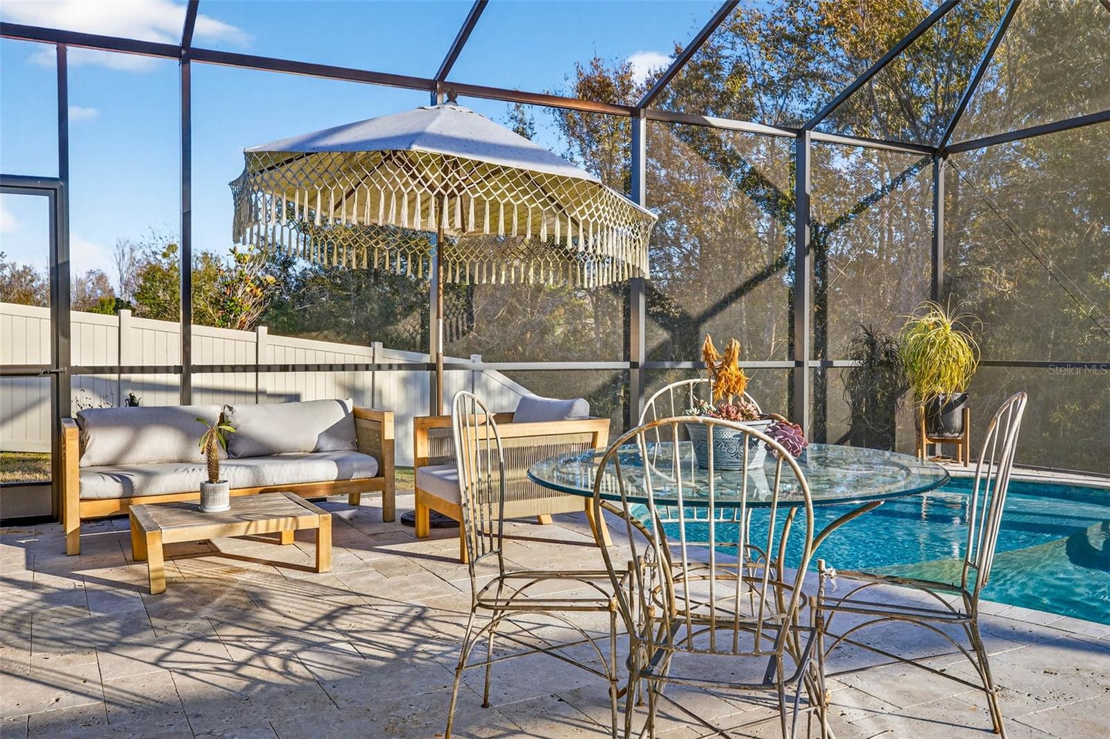 The light captures every detail.