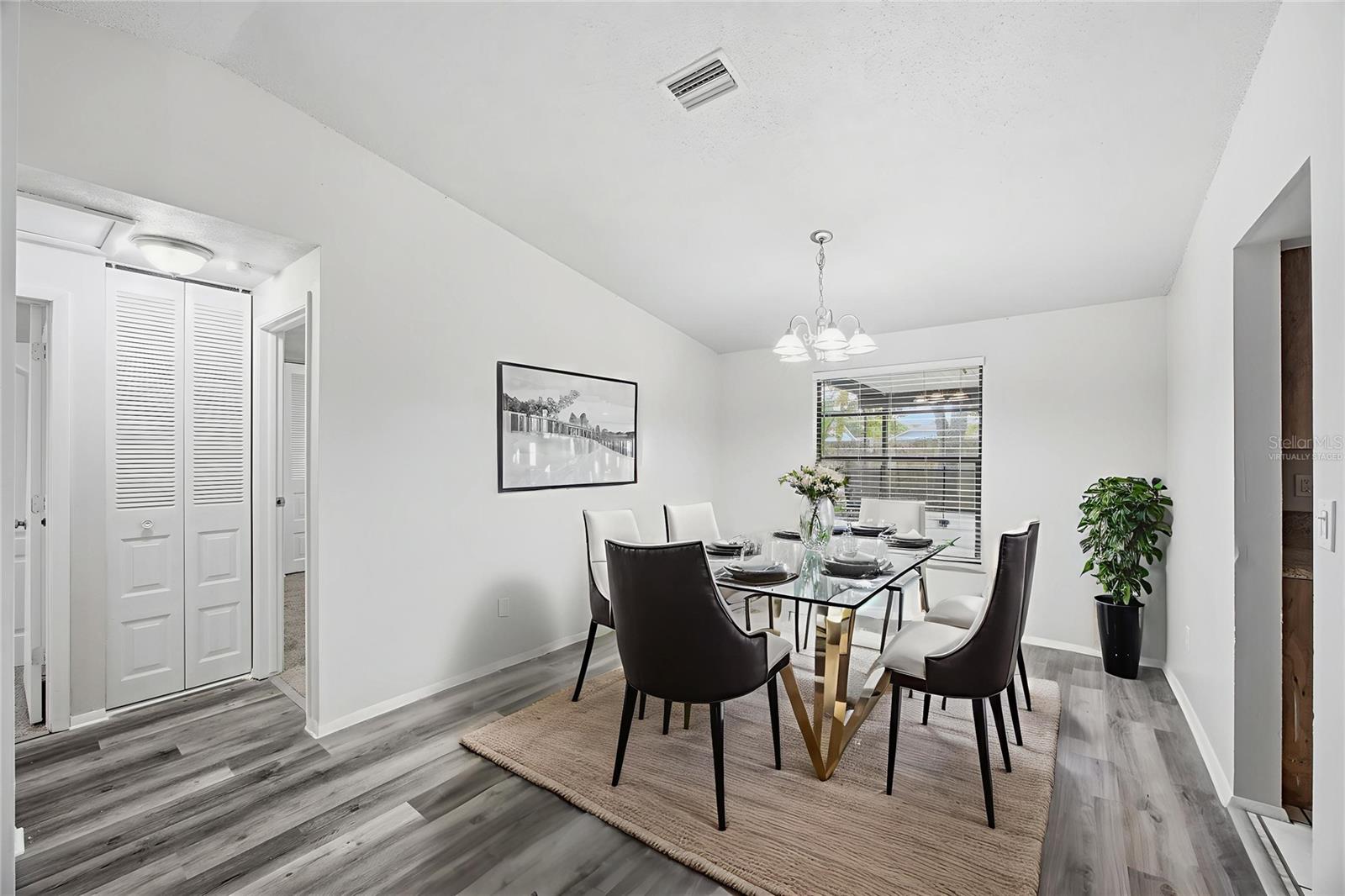 This photo has been Virtually Staged.