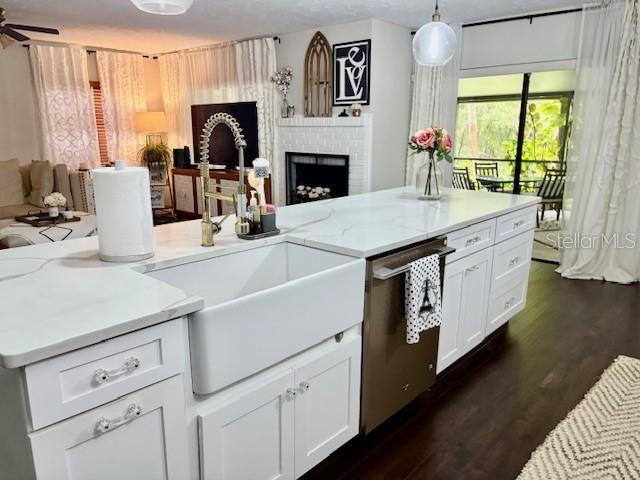 CENTER KITCHEN ISLAND