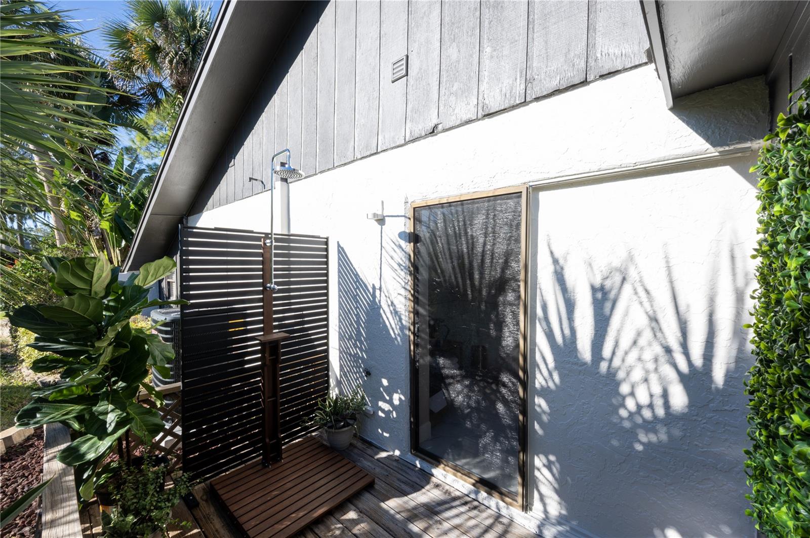 Outdoor shower! Fun and romantic