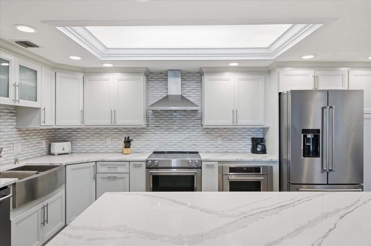 Soft close doors and pull outs- upgraded Kitchen-aid appliances