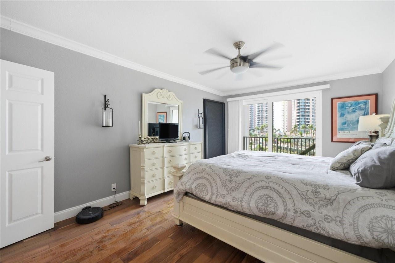 Screens in the corner for when you open the sliders