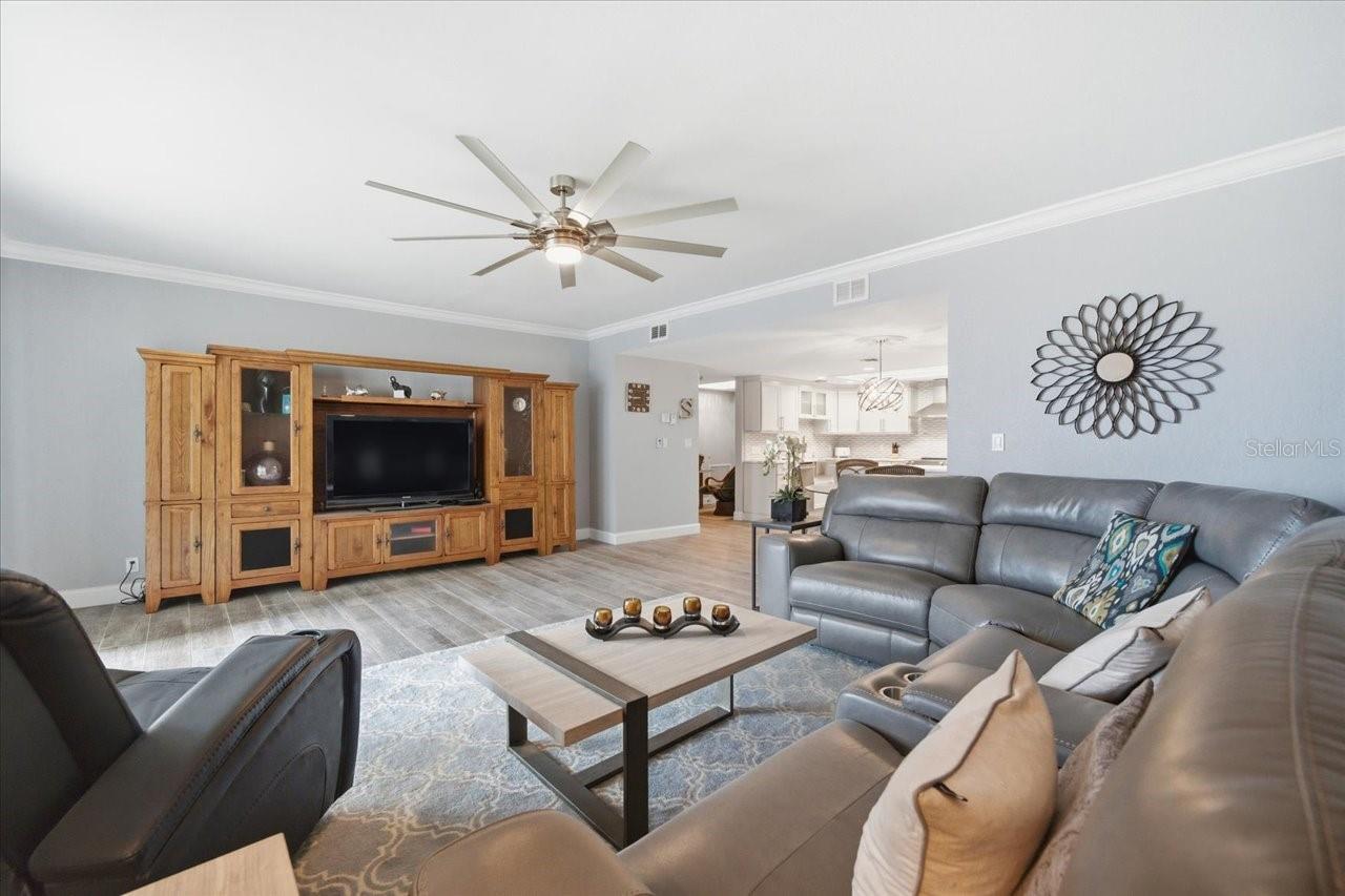 Living area with tons of room for large furnishings