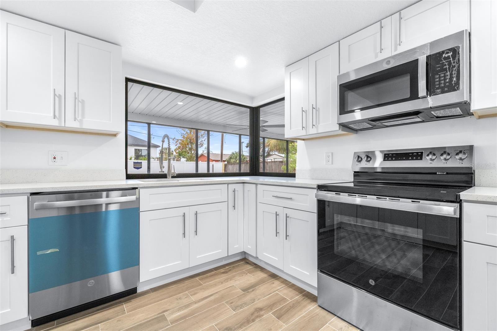 Large corner window overlooking the lanai