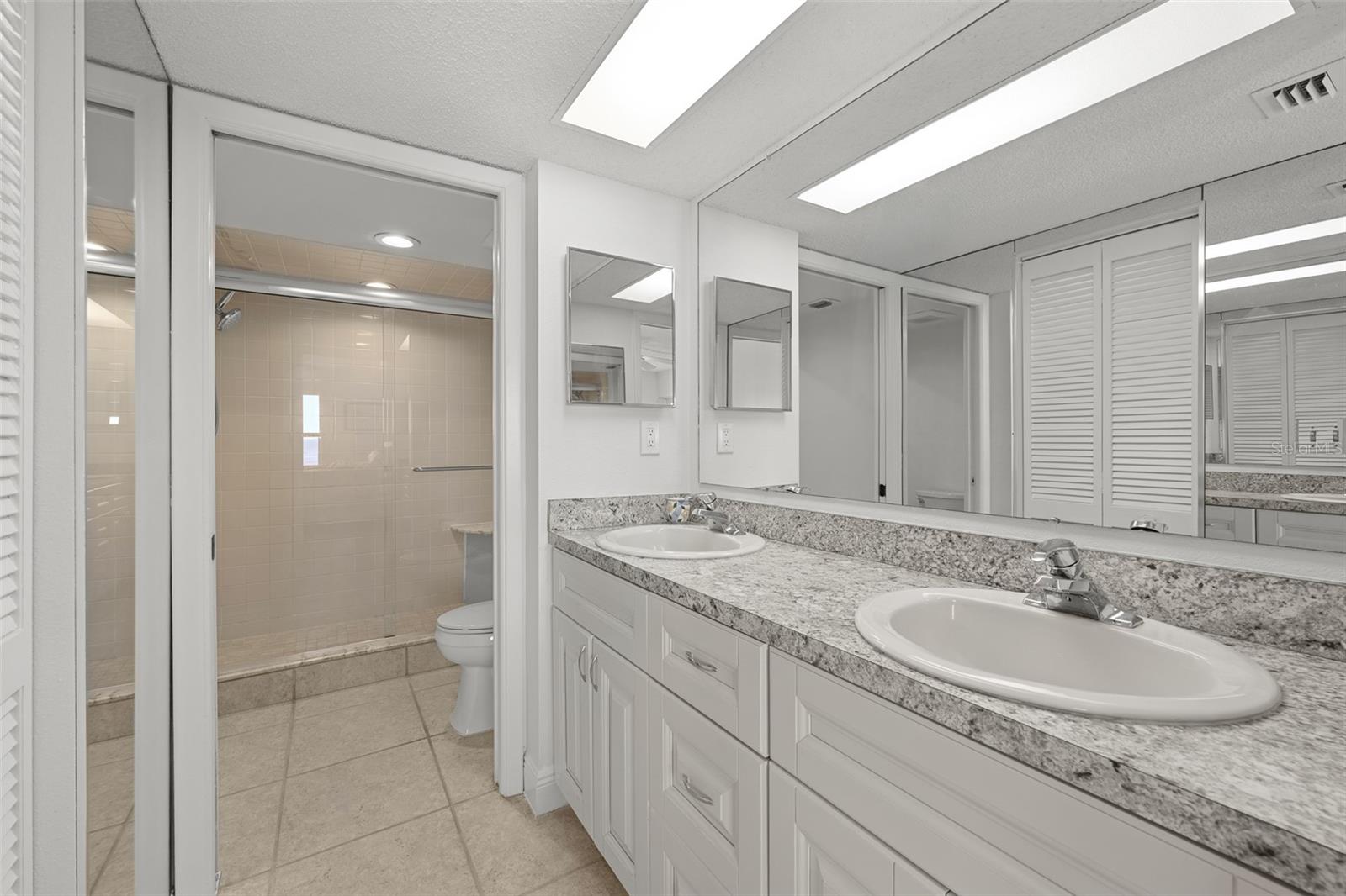 PRIMARY EN-SUITE BATHROOM