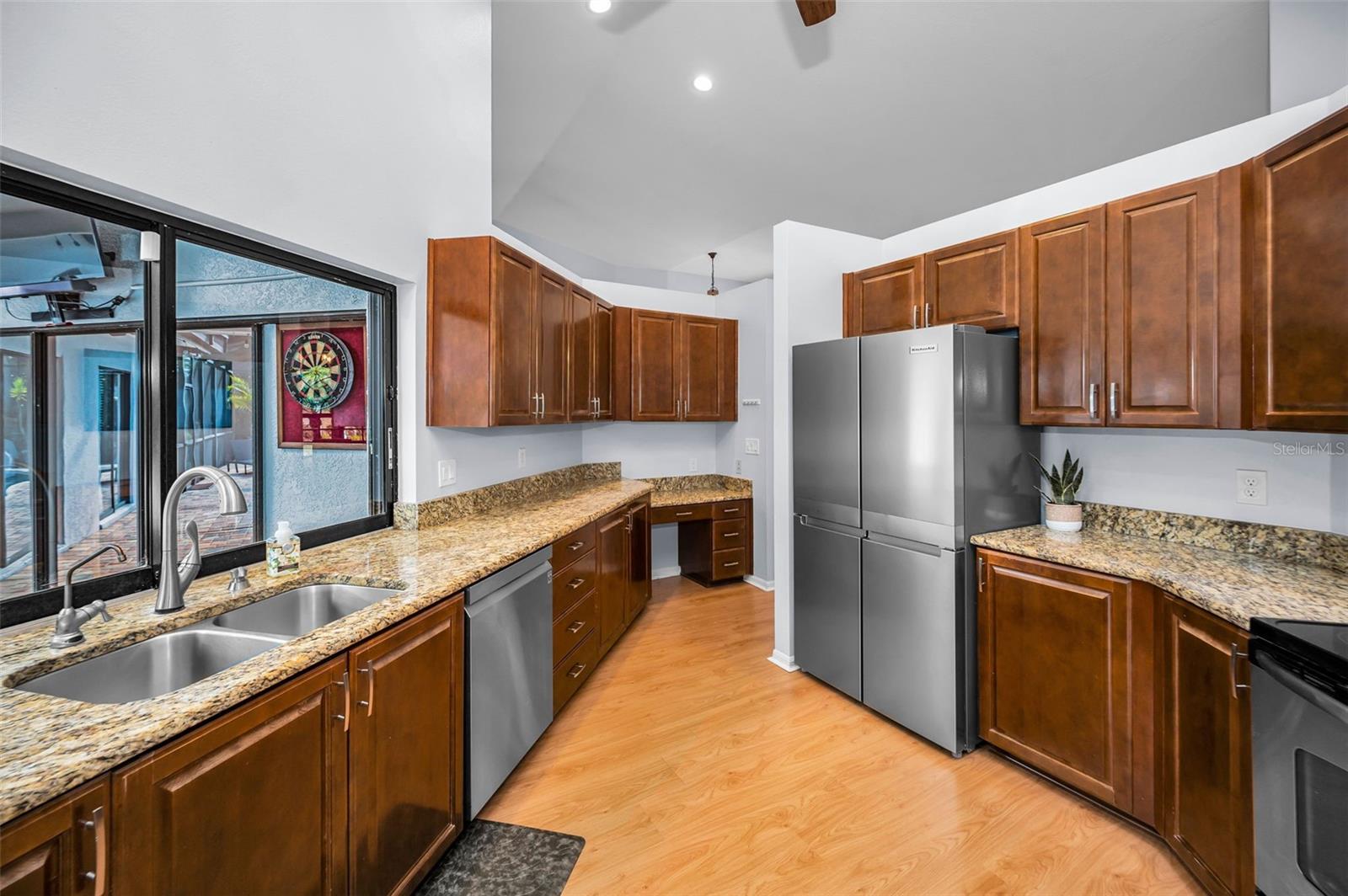 Love the Pass thru window to the lanai!