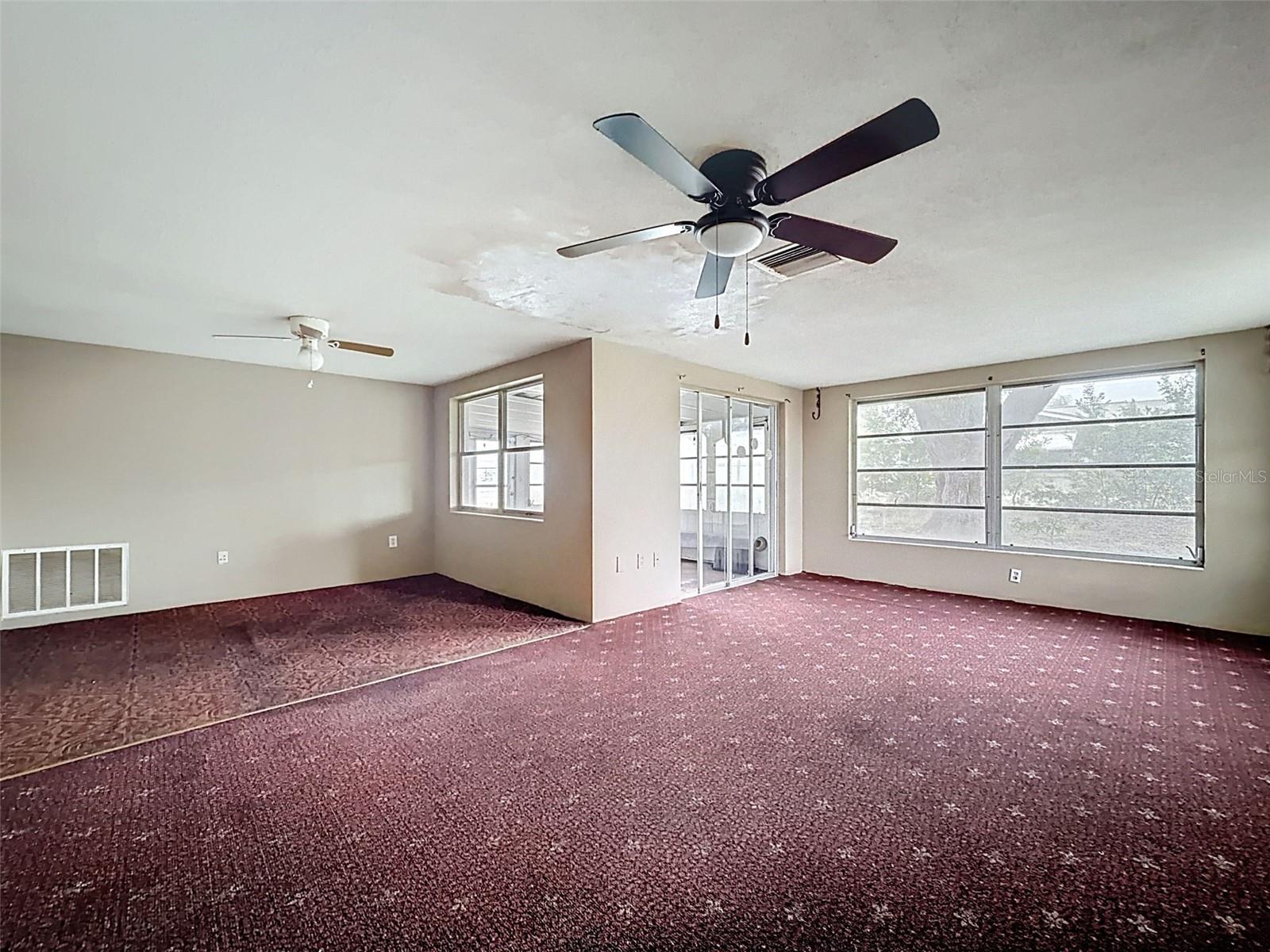 Living Room/Dining Area