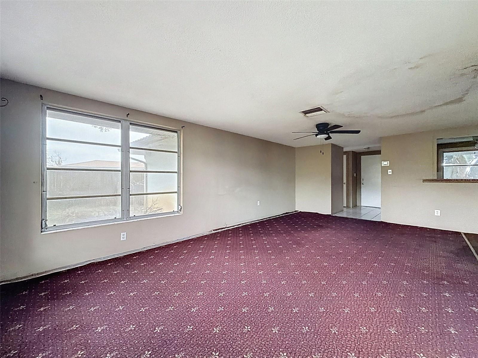 Living Room/Dining Area