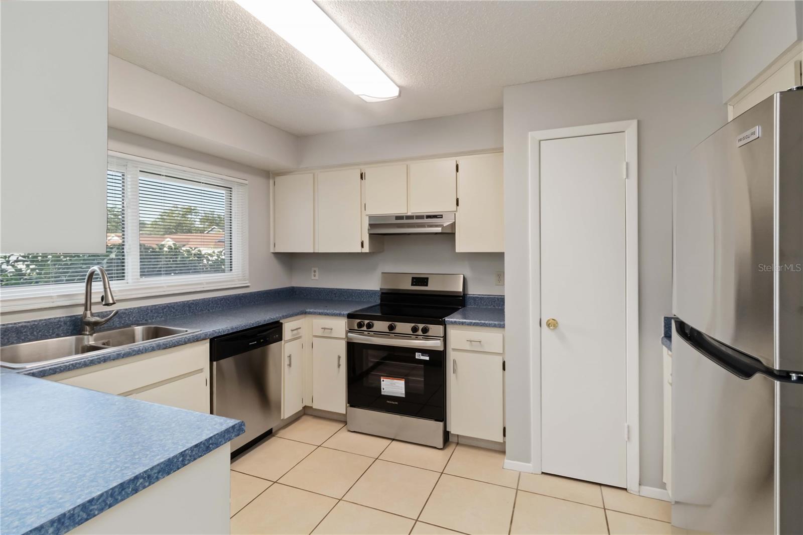 Kitchen w/ all brand new appliances!