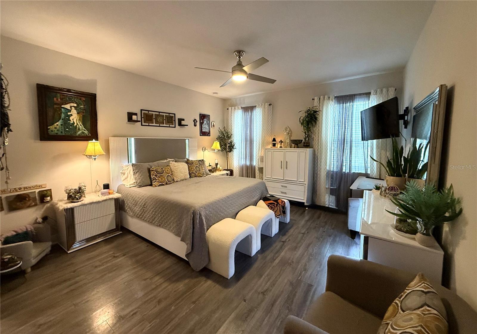 Spacious Primary Bedroom with En Suite Bath n Walk in Closet