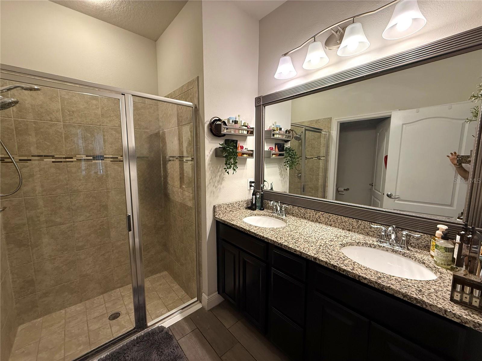 En suite with dual sinks n granite counters