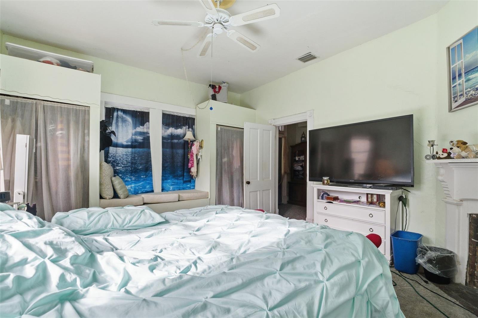 Primary Bedroom (2nd floor)