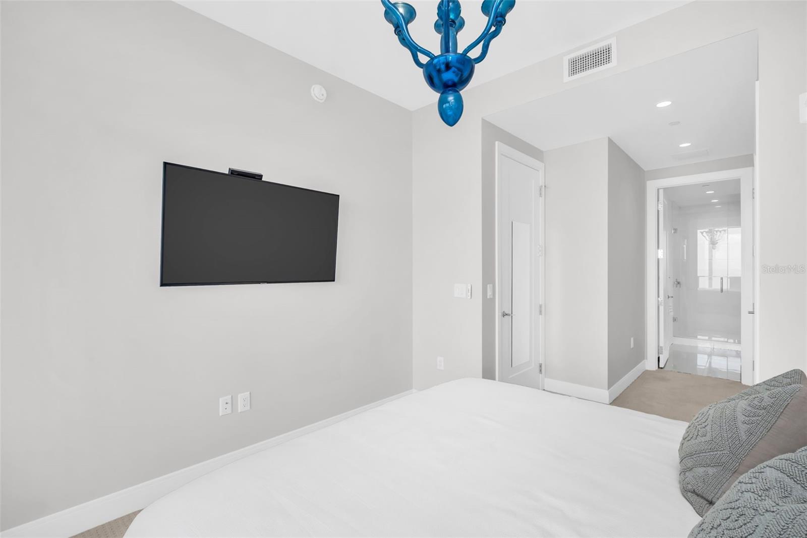 Guest bedroom with stunning water view and access to the terrace