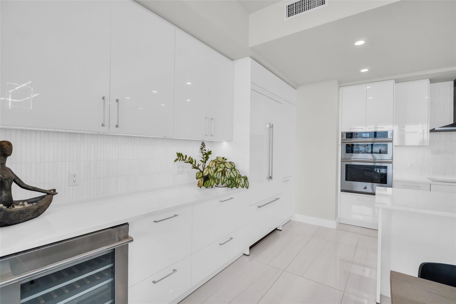 Dry bar and wine chiller