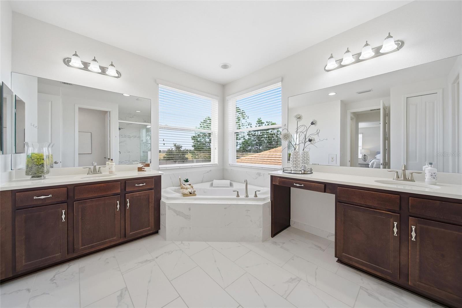 Primary En-suite Bath with Jet Tub