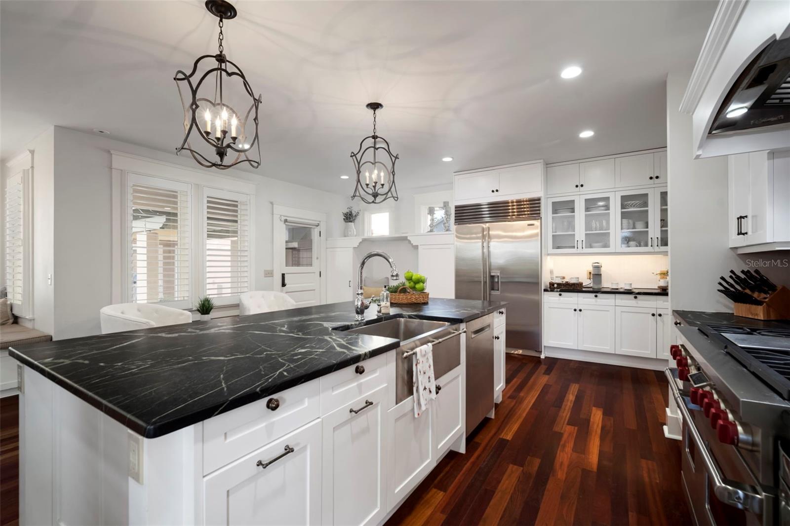 BREAKFAST BAR AND EATING AREA