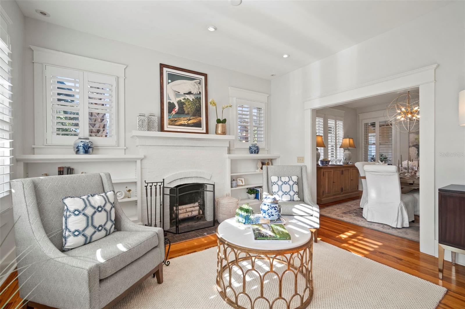 FIREPLACE HIGHLIGHTS LARGE LIVING ROOM