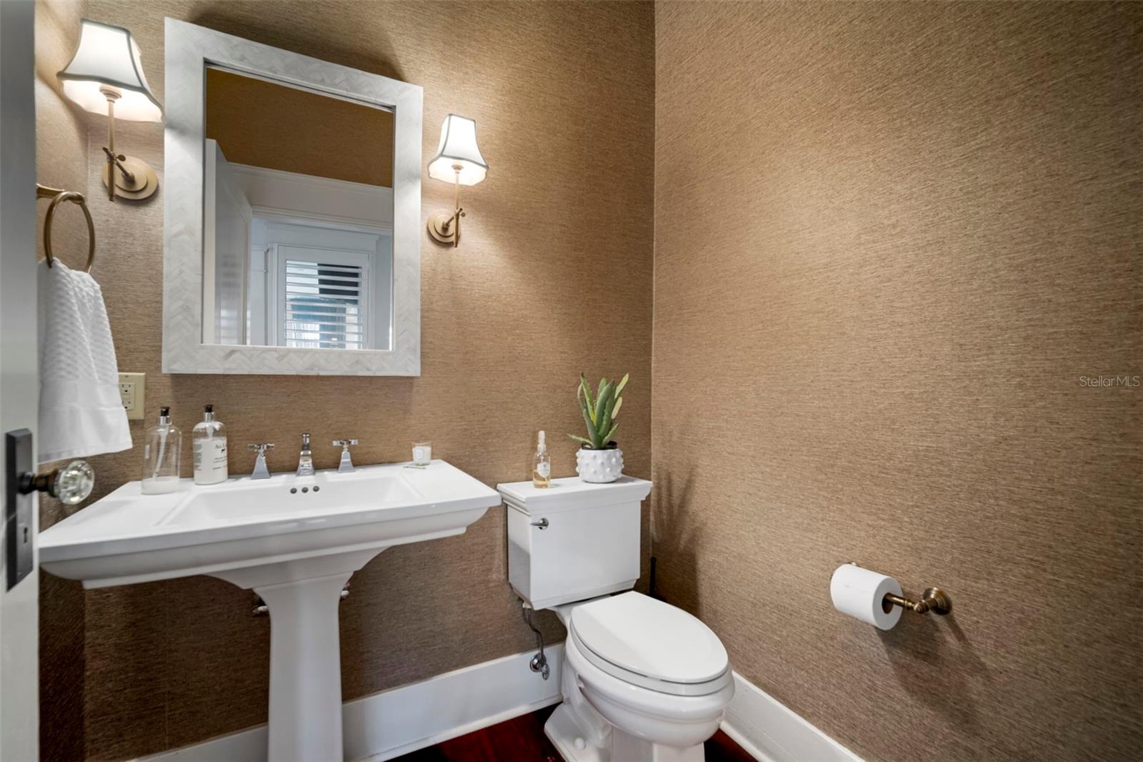 EZ ACCESS POWDER ROOM