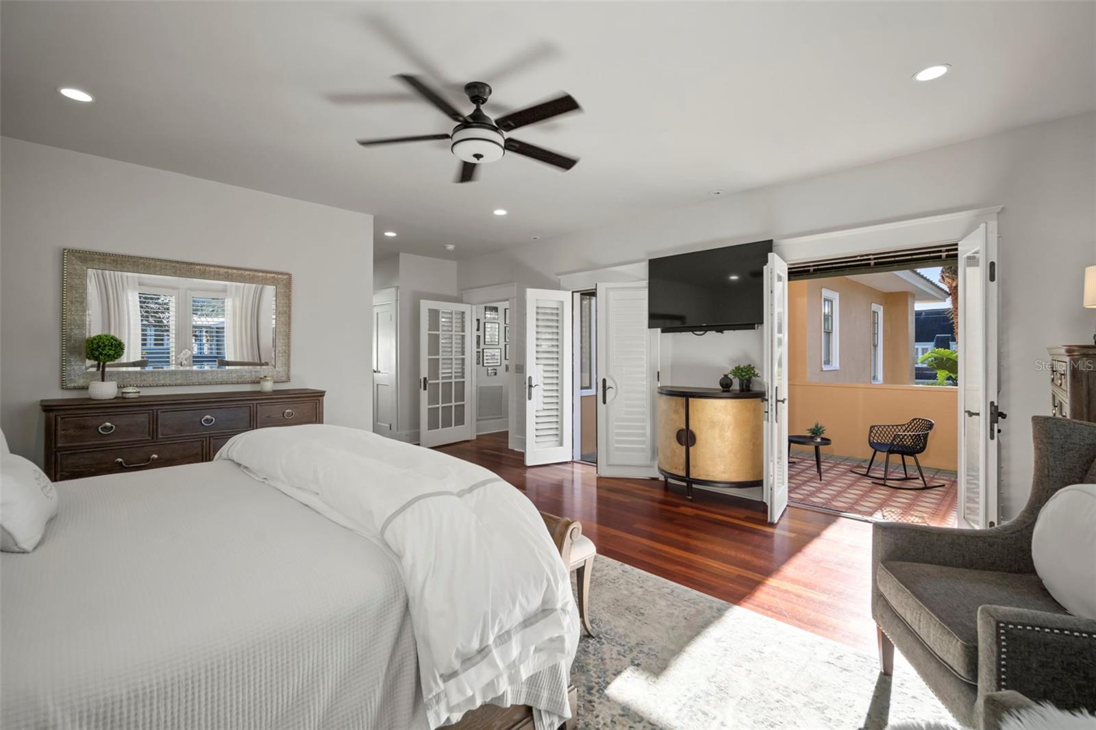 LIVE LIKE YOU'RE ON VACATION