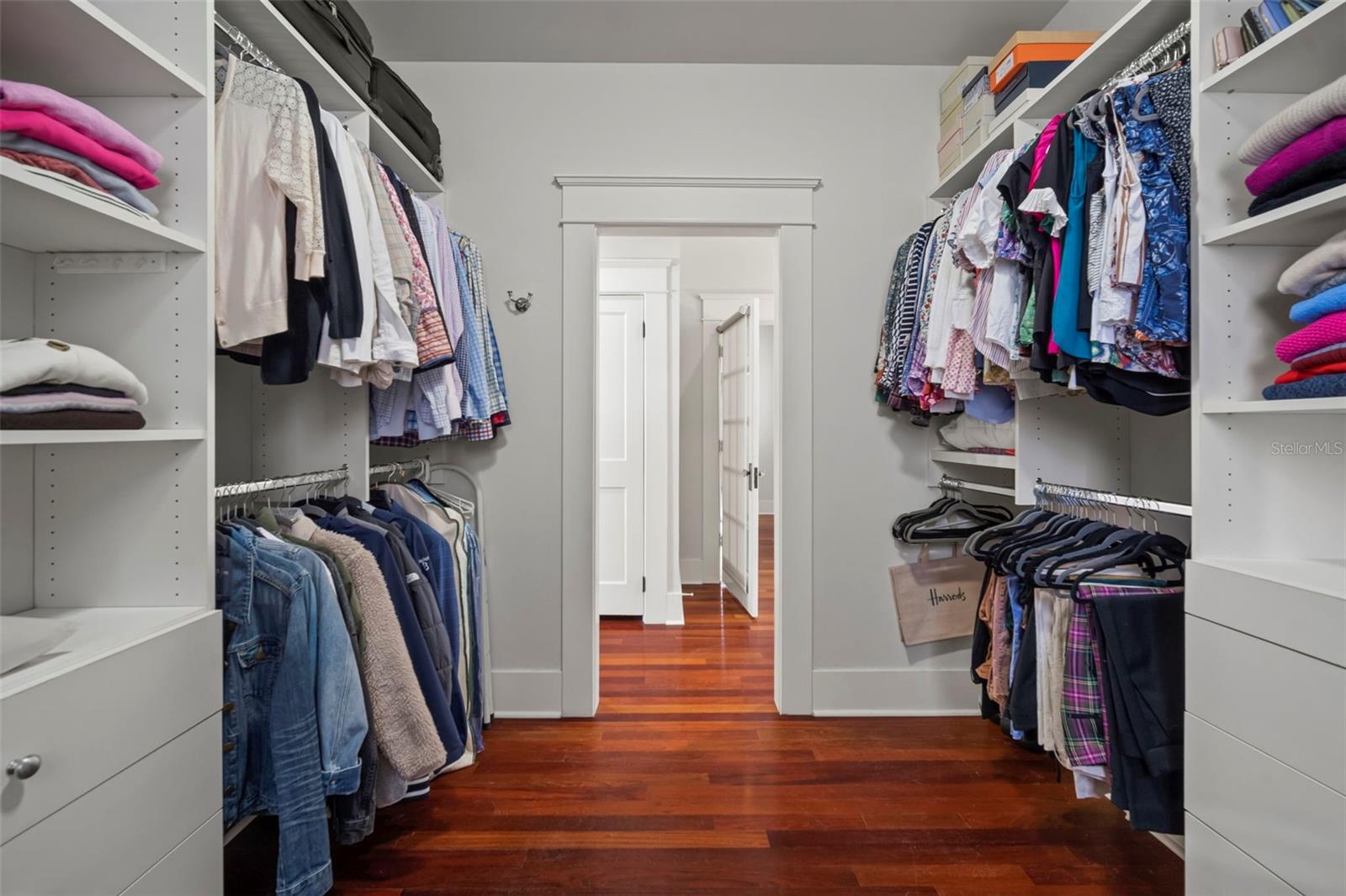 BEDROOM-SIZED DRESSING ROOM