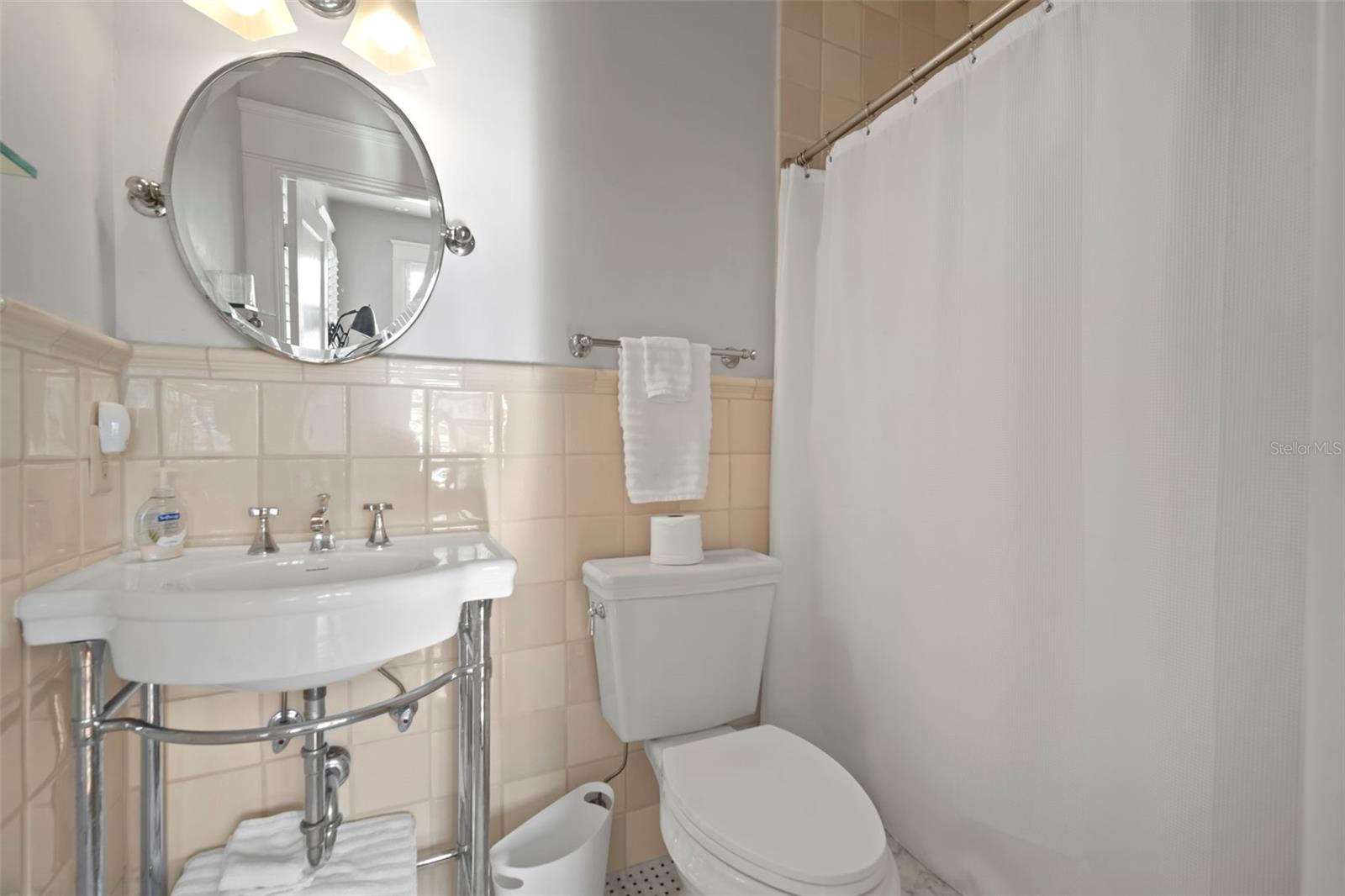 RETRO INSPIRED EN SUITE BATH