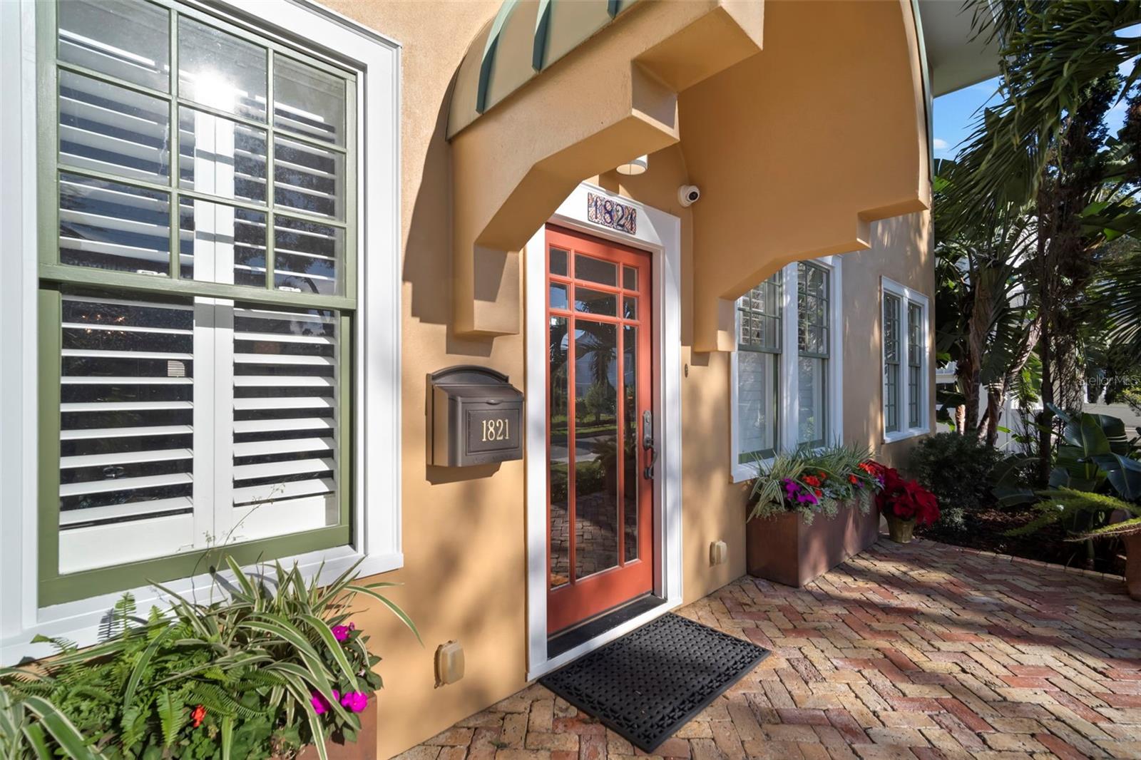 BOLD, CURVED MARQUEE SHADES FRONT DOOR