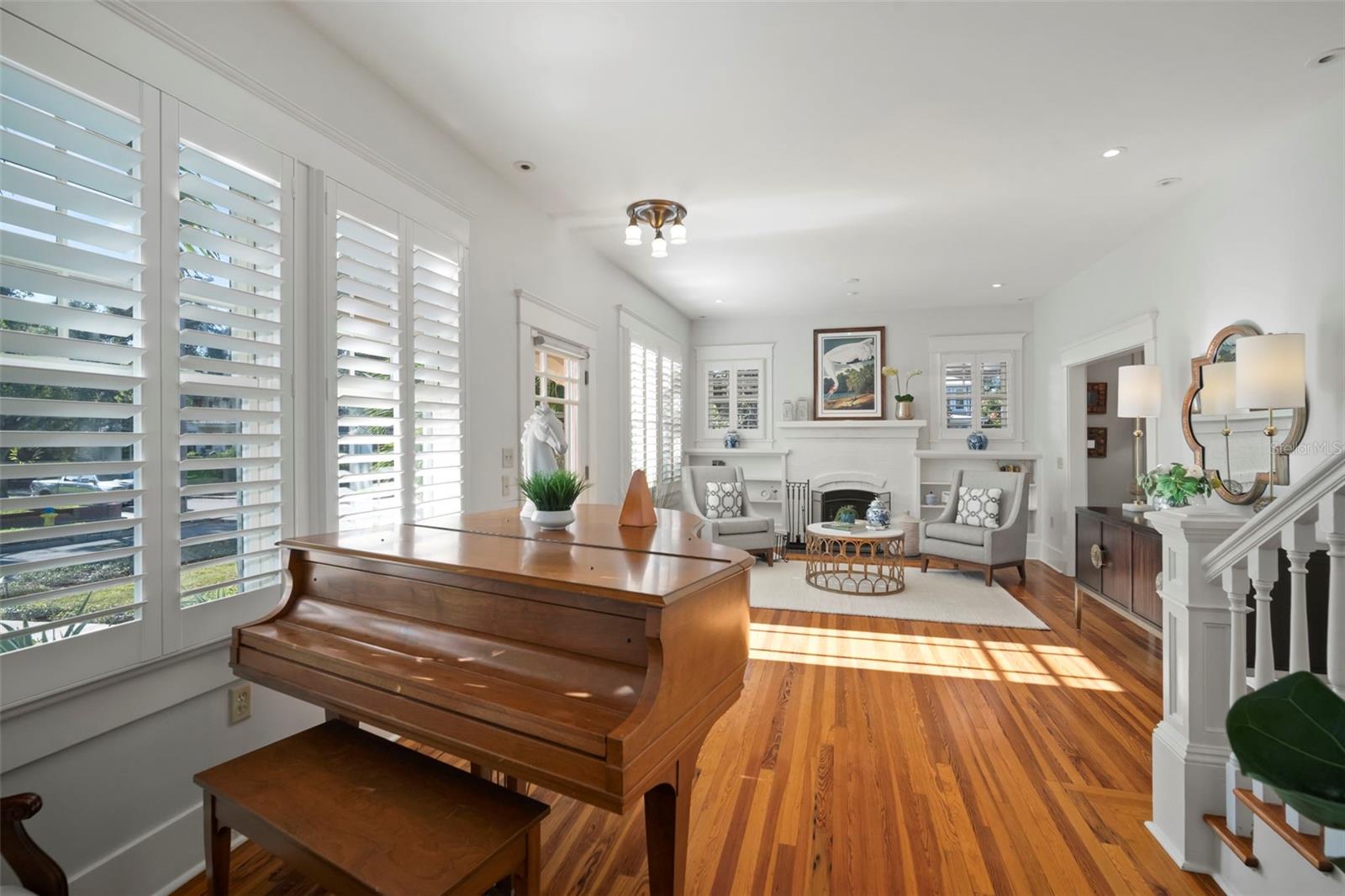LARGE, SUNNY LIVING ROOM