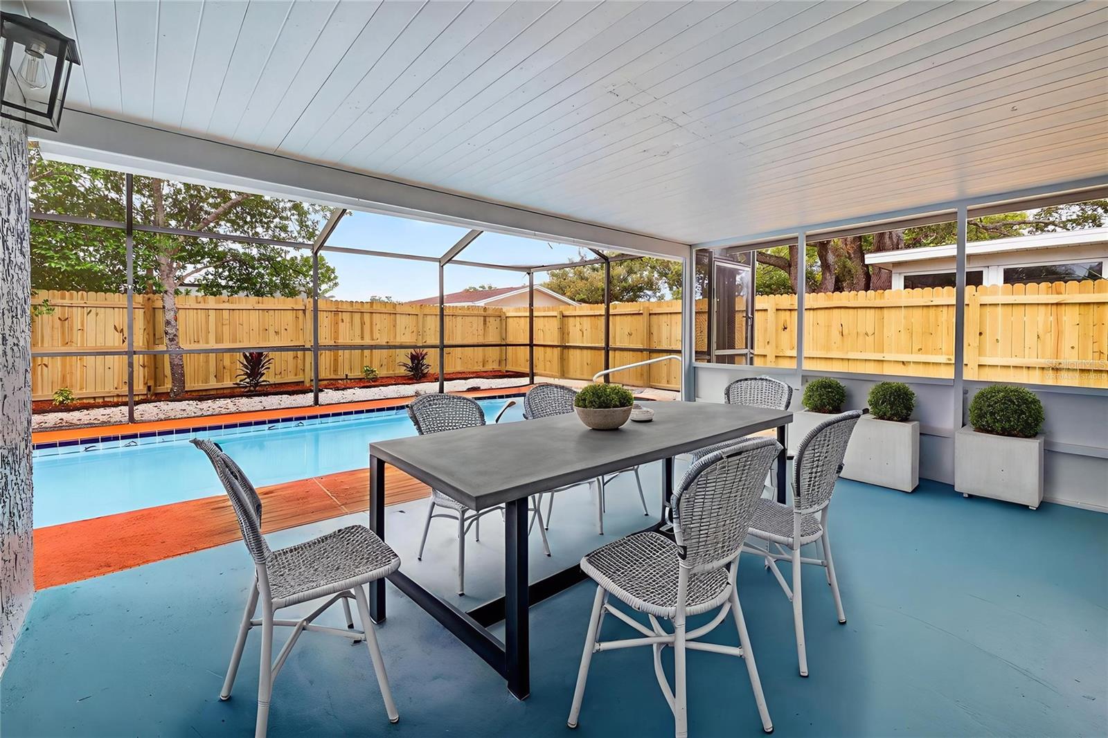 Enclosed lanai *VIRTUALLY STAGED*