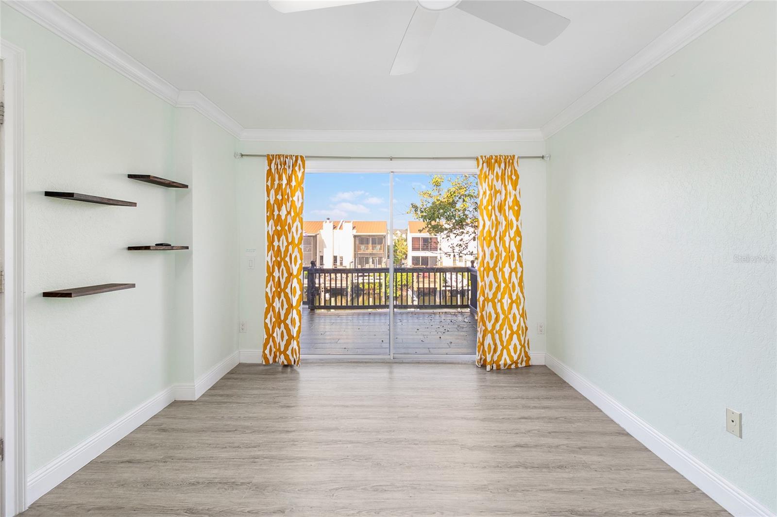 Love this sunny guest room!
