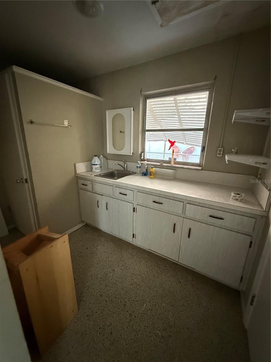 1/2 Bath off the kitchen and garage