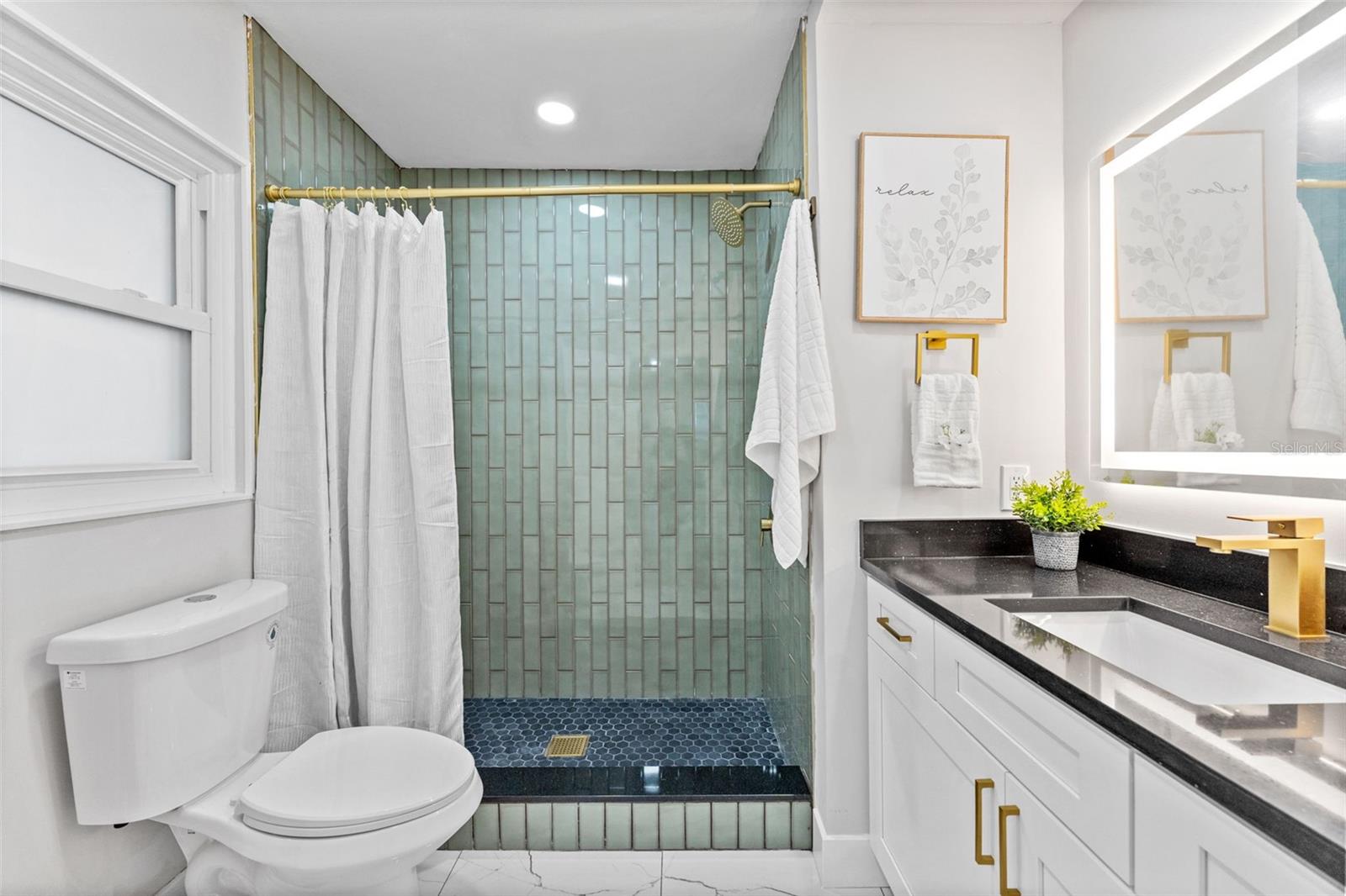 Primary en-suite bathroom