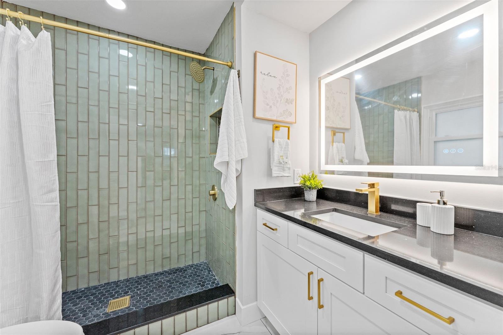 Primary en-suite bathroom