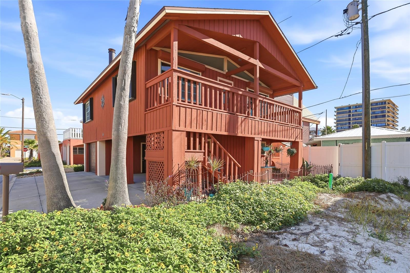 West-facing entry with some beach views from the front porch.