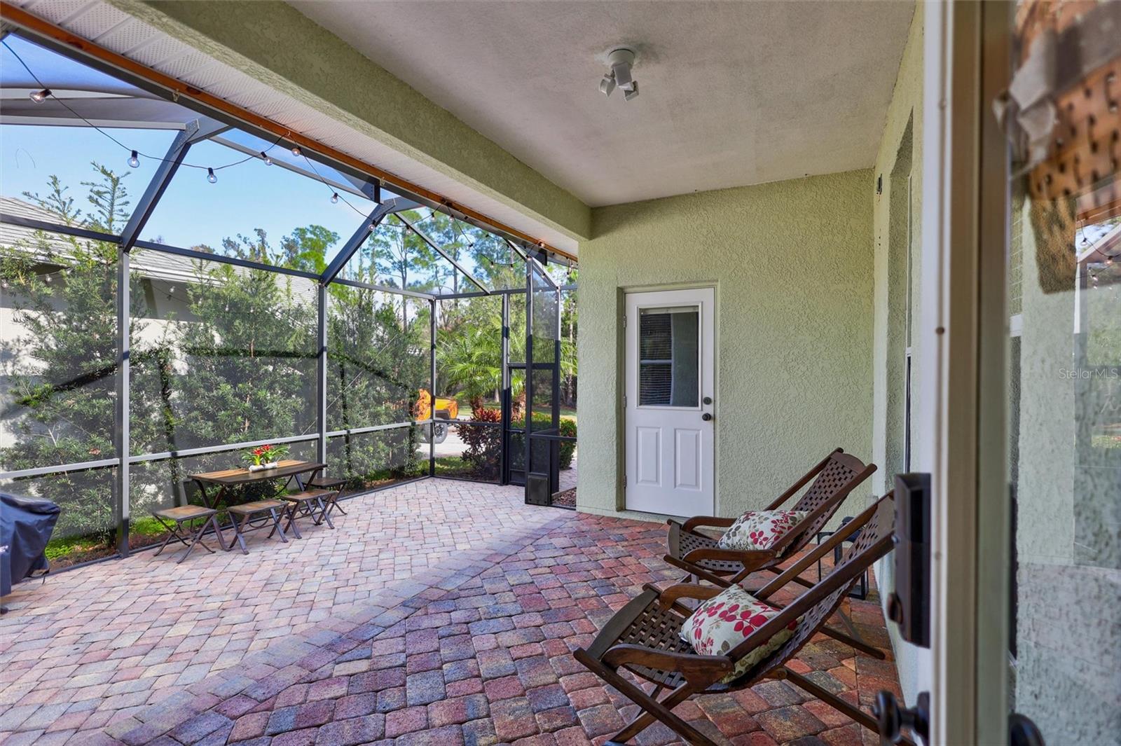 Large screened in rear lanai